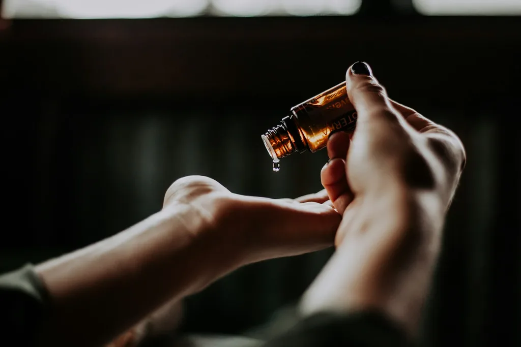 Detalle de cosmética y elementos de un estudio de estética.